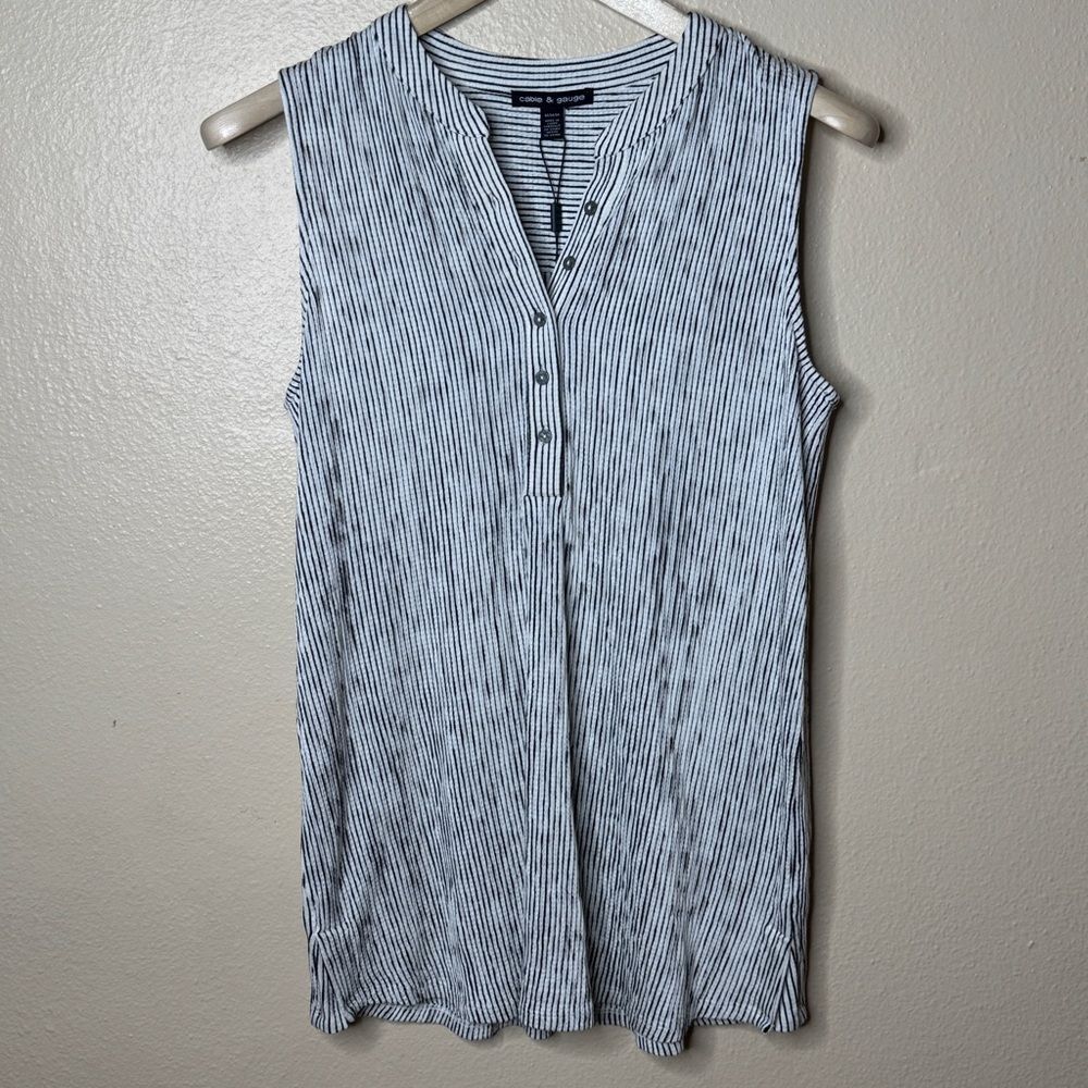 CABLE & GAUGE Shirt Womens Medium Button Up Sleeveless Striped V-neck New